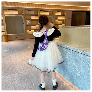 Gros plan d'un sac banane licorne violet en nylon porté par une fille avec sangle réglable