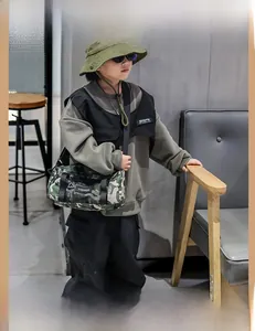 Detailansicht der Kinder-Camouflage-Beuteltasche mit verstellbarem Gurt und Netzschicht