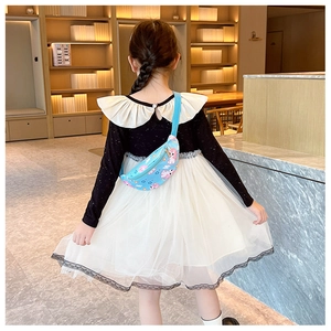 Détail du sac bandoulière bleu licorne porté avec une robe fille noire et blanche