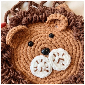 Gros plan du sac lion au crochet fait main avec texture tricotée et crinière mignonne