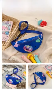 Détails d'un sac banane bleu en nylon pour enfants avec imprimé citrouille et fantôme