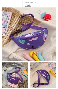 Détail de la banane enfant violette en nylon avec motifs mignons de fantômes Halloween