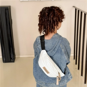 Sac de poitrine enfant minimaliste en toile blanche avec sangle réglable