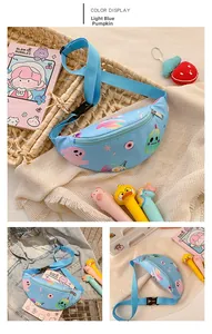 Détail du sac banane enfant bleu clair en nylon avec motifs de citrouilles de dessin animé