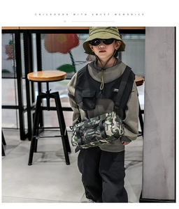 Detailansicht einer Camouflage-Beuteltasche für Kinder mit verstellbarem Riemen und Netz