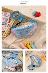 Détail du sac banane en nylon bleu clair avec motif de poney rose, étoiles et nuages