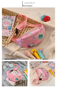 Détail de la sacoche banane rose pour enfants avec motifs de citrouilles et de monstres