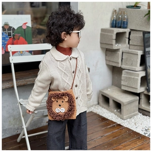 Detail of handmade knit lion crossbody bag for girls with high-quality yarn texture