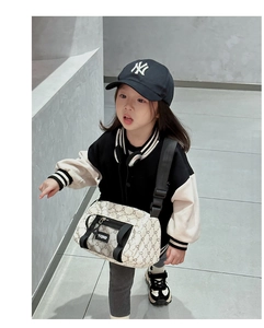 Detailansicht der stylischen Monogramm-Umhängetasche für Kinder mit Netztasche