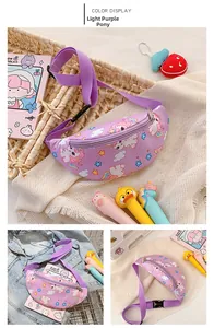 Détail du sac de poitrine enfant en nylon lilas avec imprimé licorne et sangle