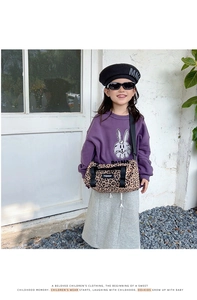 Detail der Zylinder-Umhängetasche mit Leopardenmuster und lila Kinder-Hasen-Sweatshirt