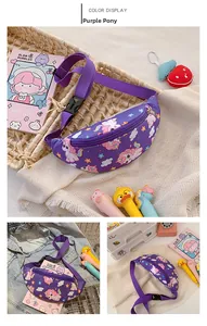 Détail du sac banane enfant en nylon violet avec imprimés licorne et sangle réglable