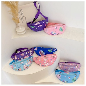 Gros plan de sacs banane colorés en nylon pour enfants avec motifs licorne et citrouille