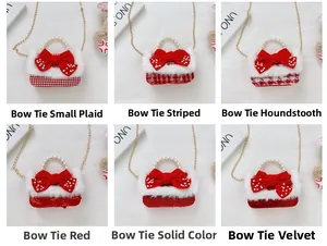 Détails de mini sacs en tweed rouge avec poignées en perles et nœuds élégants