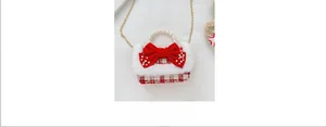Détail du sac fille en tweed rouge avec poignée en perles et décoration nœud