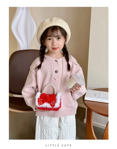 Détail du sac rouge en tweed pour fille avec anse en perle et nœud décoratif chic