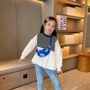 Sac de poitrine pour enfants en nylon bleu avec imprimés mignons et bandoulière