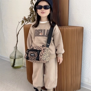 Leopard-Umhängetasche für Kinder kombiniert mit einem stylischen khakifarbenen Sweatshirt