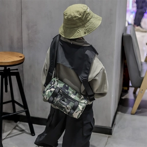 Kinder Camouflage Umhängetasche in Zylinderform mit verstellbarem schwarzen Gurt