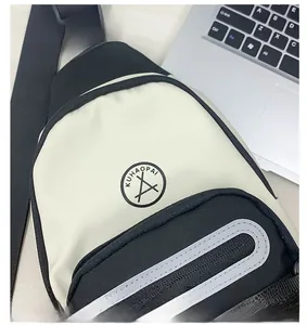Détail du sac de poitrine pour garçon avec bandoulière réglable et badge circulaire