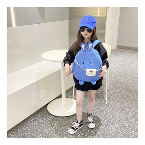 Detailansicht des leichten blauen Kinderrucksacks mit niedlichem Hasenohr-Design