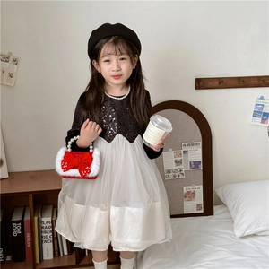 Robe chic pour filles avec sequins noirs, tutu blanc et sac rouge à nœud perlé