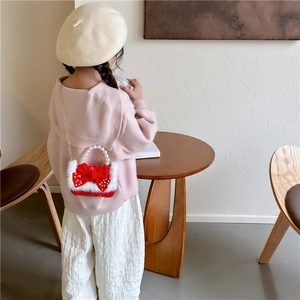 Sac rouge pour enfant avec nœud, bordure en fourrure, poignée perle et chaîne dorée