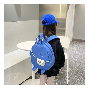 Detailansicht des blauen Kinderrucksacks mit Hasenohren und Sporttasche aus Segeltuch