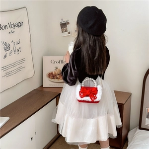 Sac enfant rouge en tweed avec bordure en fausse fourrure, anse perle et grand noeud