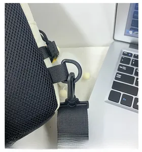 Détail du crochet pivotant, de l'anneau en D et du mesh respirant sur un sac pour enfants