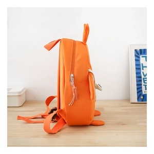 Seitenansicht des süßen orangefarbenen Kinderrucksacks mit 3D-Hasenohren auf Holztisch