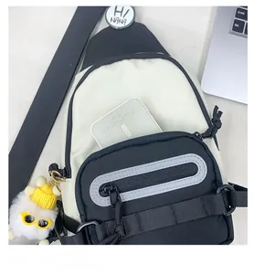 Détail du sac de poitrine en toile pour garçon montrant l'espace pour batterie externe