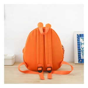 Details verstellbarer Schultergurte an einem leichten orangefarbenen Kinderrucksack