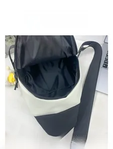 Vue détaillée du compartiment principal spacieux avec doublure noire et zip pour garçons