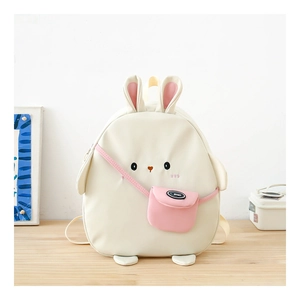 Detail eines süßen Hasen-Rucksacks für Kinder mit 3D-Ohren, Stickerei und kleiner rosa Tasche