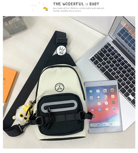 Détail du sac de poitrine en toile pour enfants avec sangle réglable et pendentif