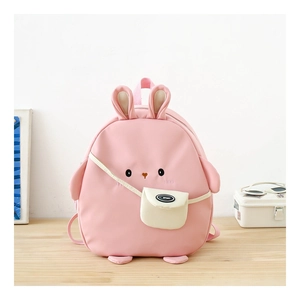 Detail eines rosa Hasen-Kinderrucksacks mit langen Ohren und kleiner Sport-Tasche