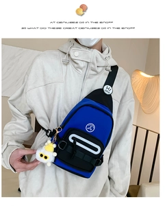 Détail du sac de poitrine en toile bleue pour enfants avec grandes poches fonctionnelles