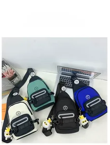 Détails des sacs bandoulière en nylon coloré blanc, vert, noir et bleu disponibles