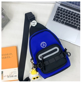 Détail d'un sac de poitrine en toile pour enfants avec sangle et pendentif décoratif