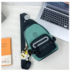 Détail du sac à bandoulière en toile vert menthe avec pendentif poussin en peluche