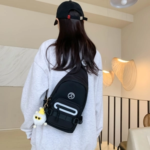 Sac de poitrine noir pour enfants en nylon avec pendentif en peluche et grande capacité chic
