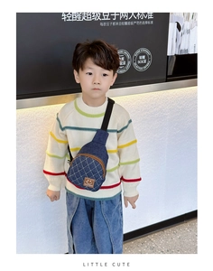 Dettaglio borsa a tracolla bimbo in denim blu scuro con trapuntatura a rombi e patch