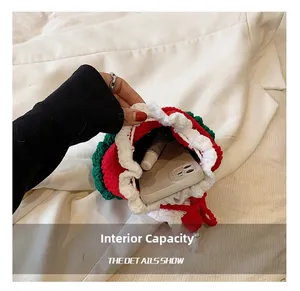 Détail montrant la capacité interne du sac au crochet de Noël avec téléphone et rouge à lèvres