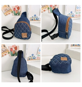 Dettaglio borsa pettorale in denim per bambini con trapuntatura a rombi e patch