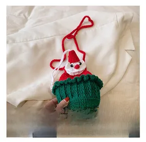 Détail d'un sac de Noël au crochet fait main avec décor de Père Noël et cordon perlé