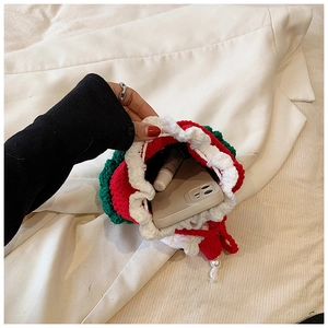 Détail d'un sac de Noël au crochet montrant la capacité avec téléphone et rouge à lèvres