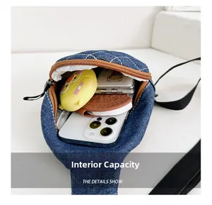 Capacità interna della borsa a tracolla in denim blu trapuntato con ampio spazio