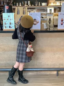 Sac bandoulière enfant au crochet avec ourson porté avec robe à carreaux et béret camel