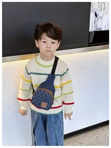 Dettaglio della borsa pettorale in denim per bambini con trapuntatura a rombi e tracolla